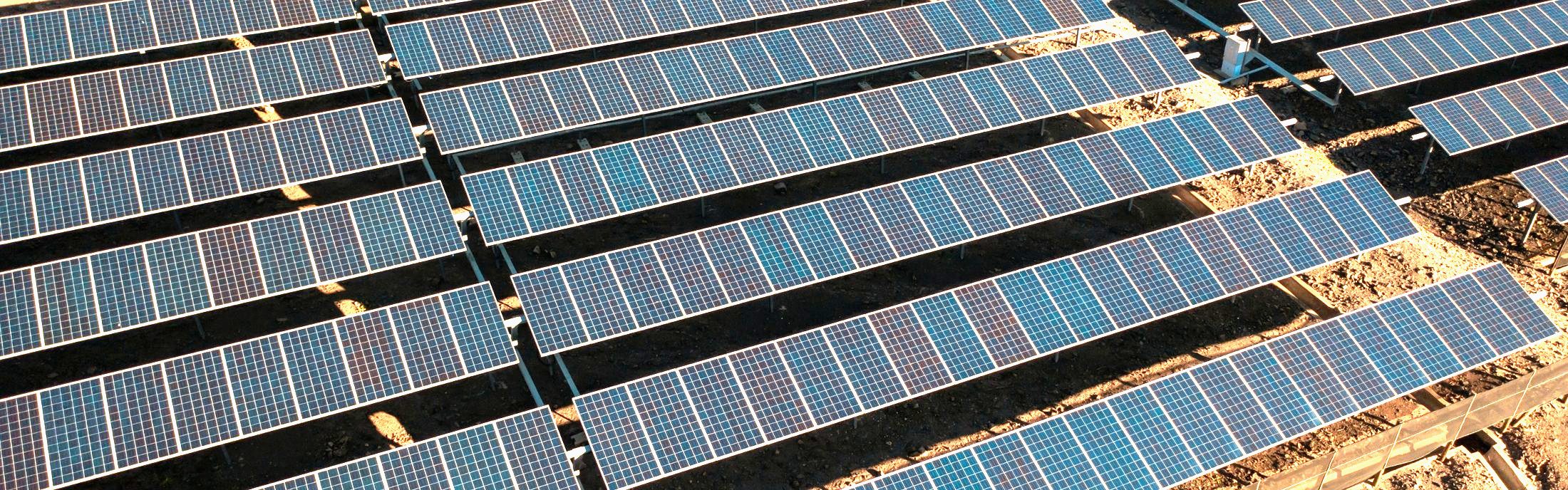 Arazi tipi güneş enerji santralinin panel sıraları