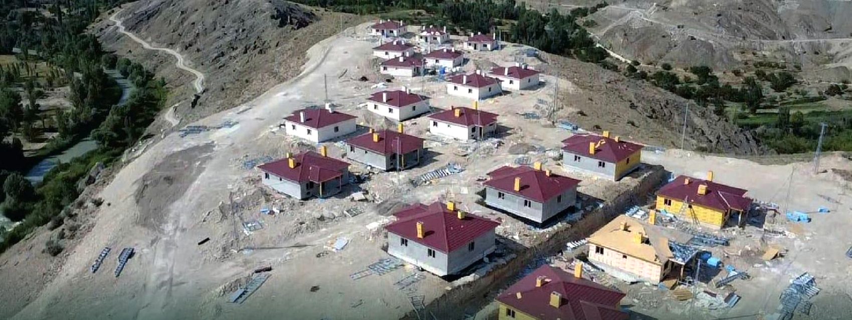 Yamaca yerleşmiş köy evleri yapım sahasının havadan görünümü