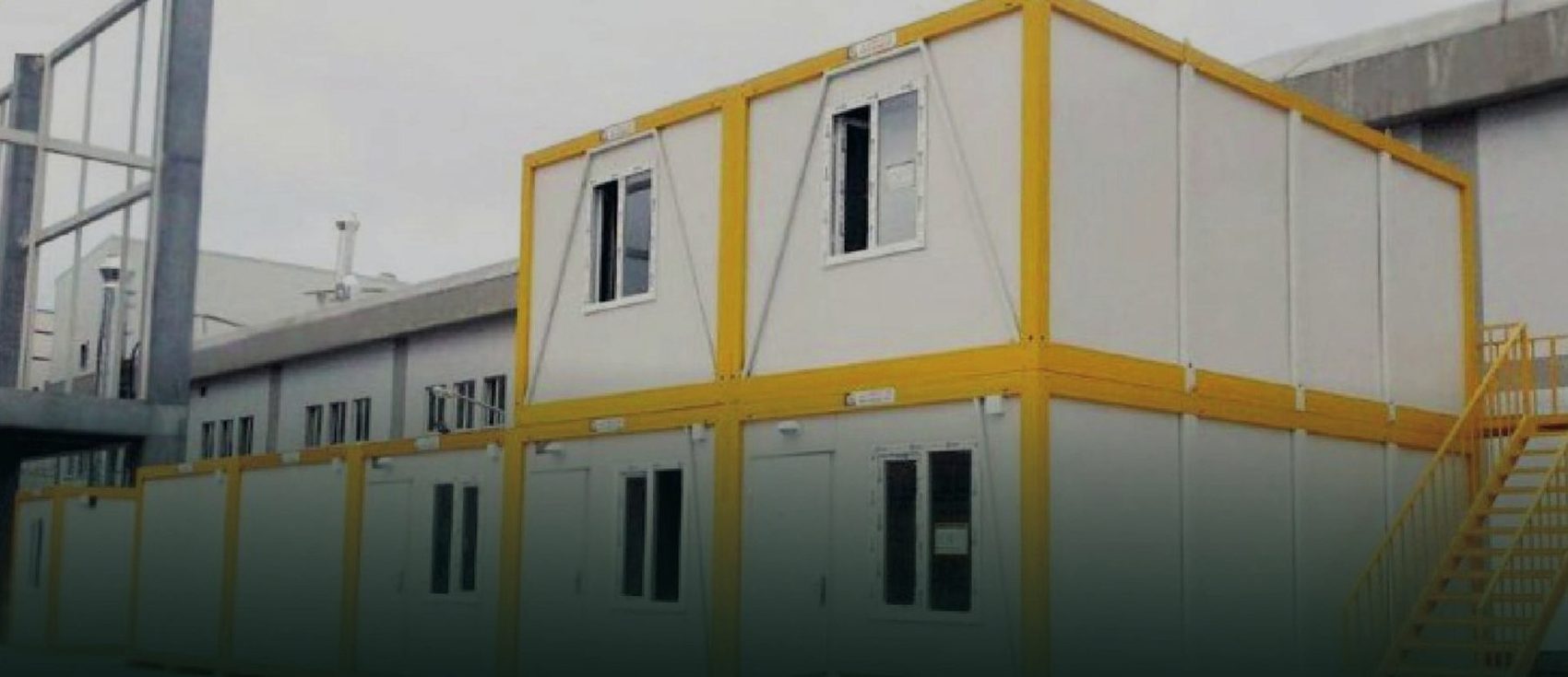 İki katlı modüler konteyner ofis ve yemekhane yapısı
