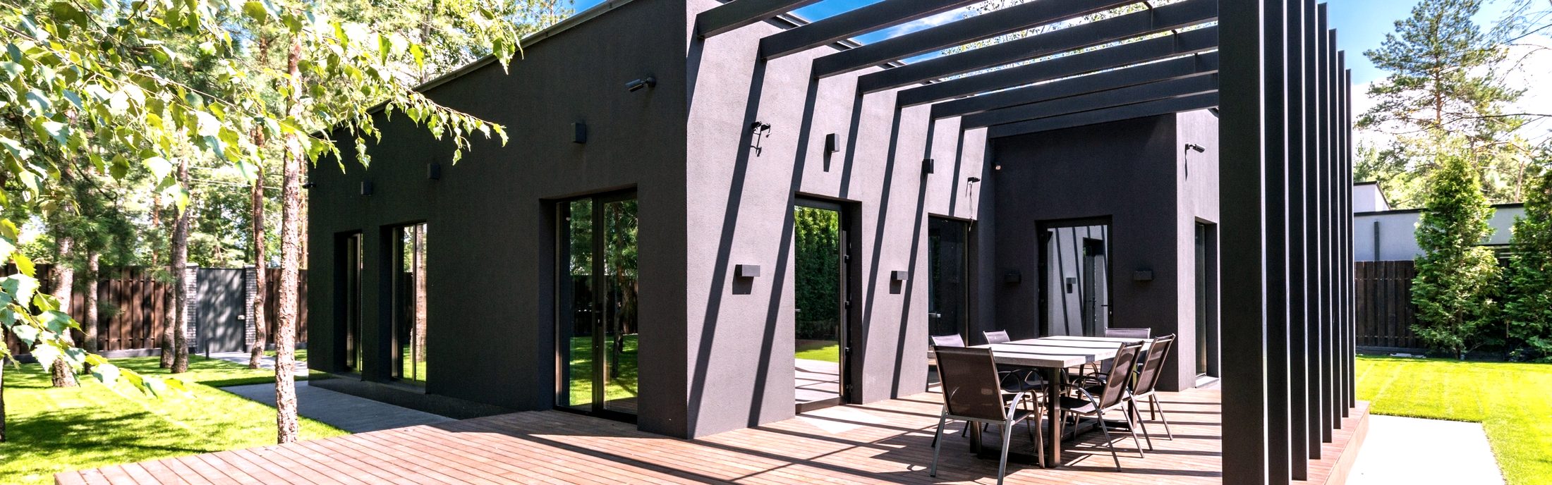 Ahşap teras üzerinde alüminyum profilli pergola sistemi