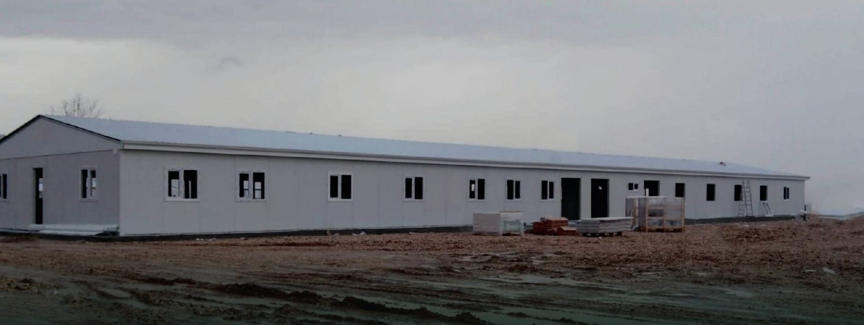 Yol şantiyesi için kurulmuş uzun prefabrik işçi kampı binası